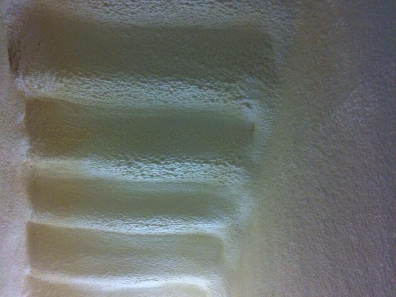 von unten mit PU-Schaum gedämmte Holztreppe